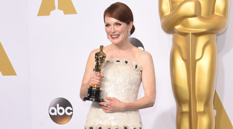 Julianne Moore, Chanel, Chanel Haute Couture, Red Carpet at Oscars, Perfect Wedding Magazine