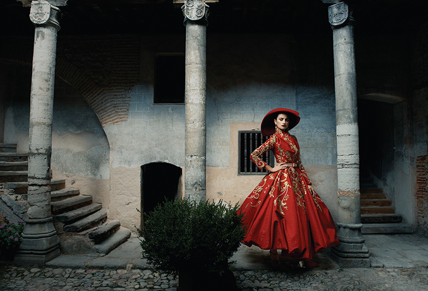  from Dior by John Galliano Assouline book, Penélope Cruz wearing the Tatiana Usova Inspired by Velázquez coat, haute couture Autumn-Winter 2007, Le Bal des Artistes, photographed by Annie Leibovitz, Vogue US, December 2007. COPYRIGHT: © Annie Leibovitz